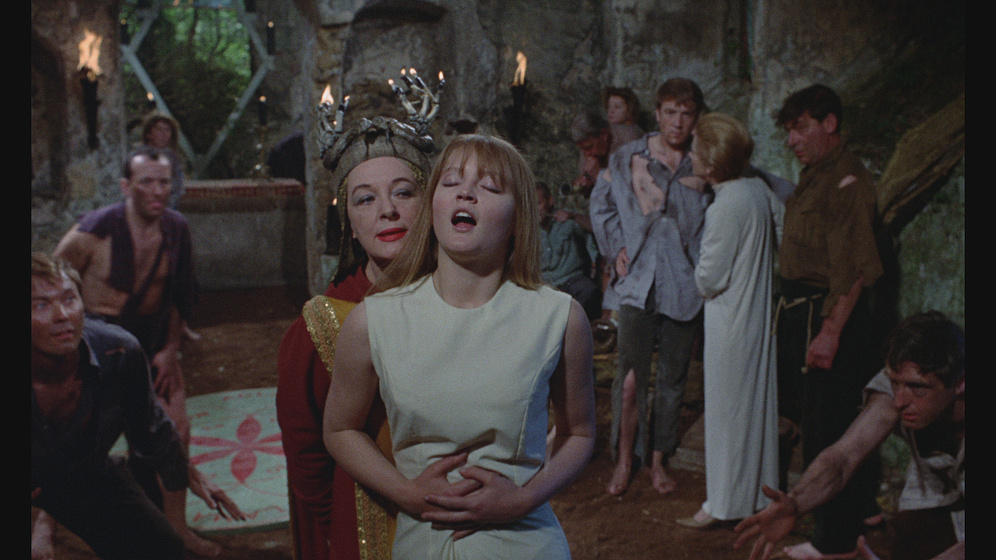 Kay Walsh y Ingrid Boulting en Las Brujas