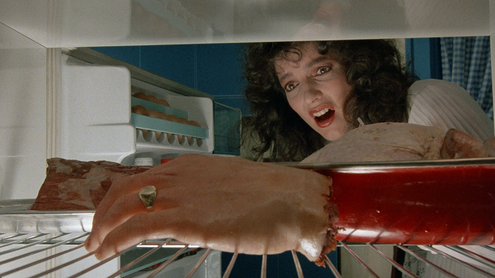 Malcolm McDowell y Madolyn Smith Osborne en The Caller (El Visitante)