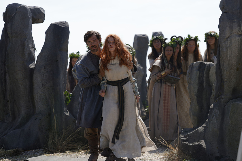 Tom Payne y Emily Cox en el-medico-2