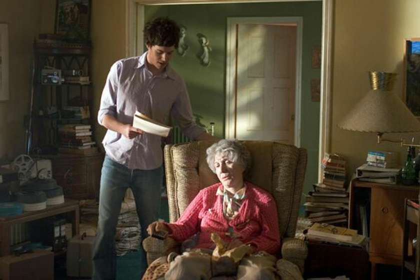 Olympia Dukakis y Adam Brody en Entre Mujeres