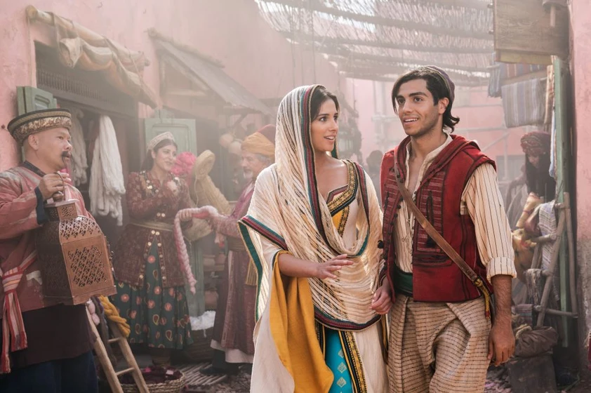 Naomi Scott y Mena Massoud en aladdin-2019