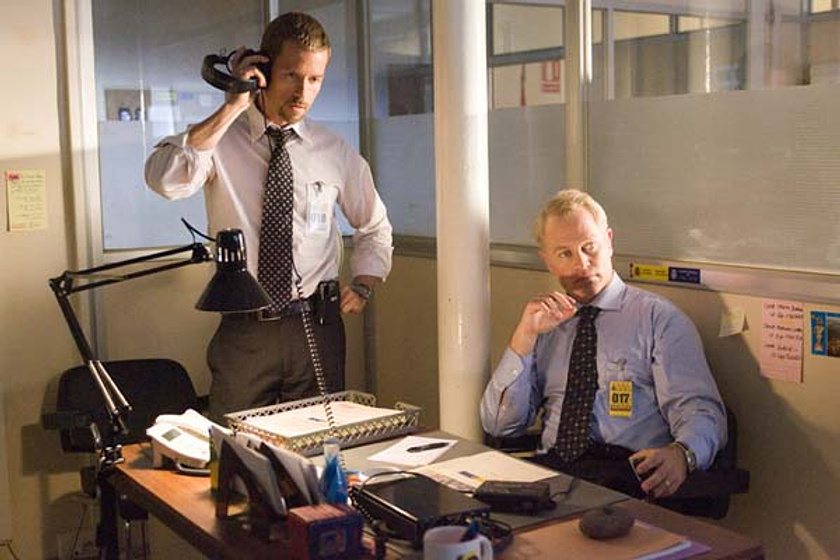 Guy Pearce y Neal McDonough en Traidor