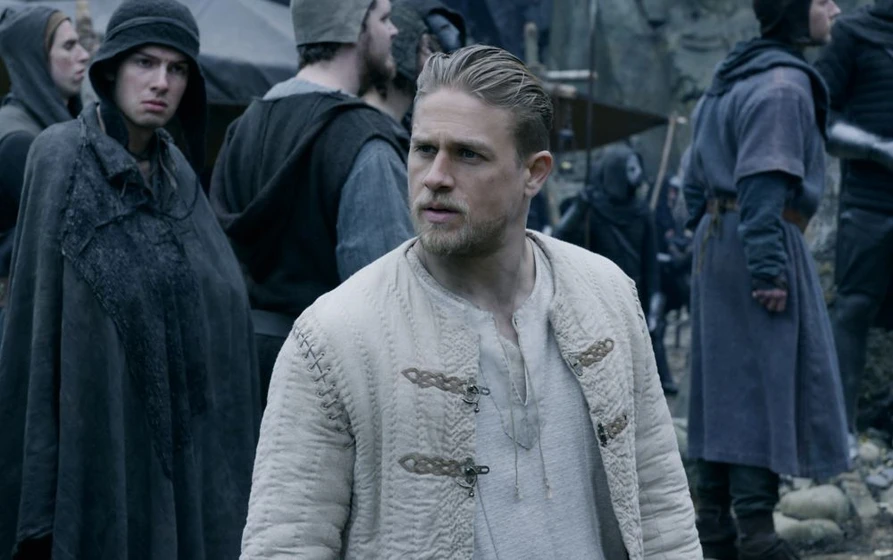 Charlie Hunnam en rey-arturo-la-leyenda-de-excalibur