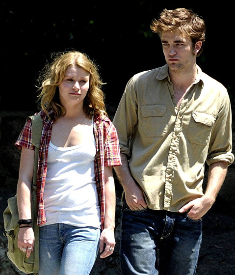 Robert Pattinson y Emilie de Ravin en Recuérdame