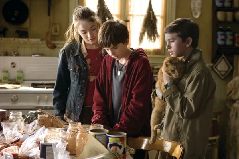 Sarah Bolger y Freddie Highmore en Las Crónicas de Spiderwick