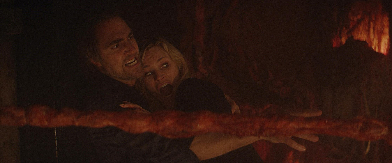 Natasha Henstridge y Lukas Hassel en the-black-room-2017