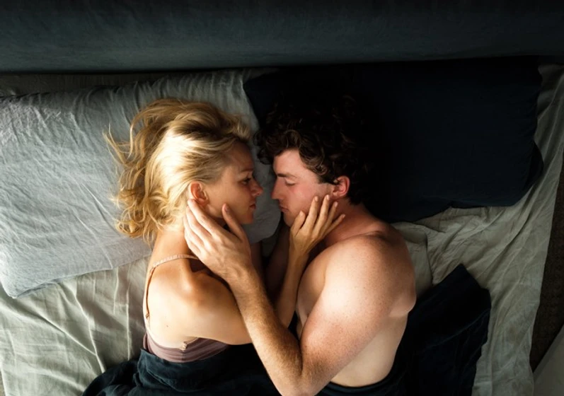 Naomi Watts y James Frecheville en Dos Madres Perfectas
