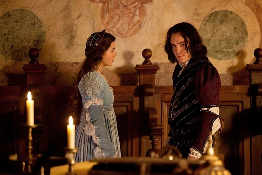 Ed Westwick y Hailee Steinfeld en romeo-and-juliet