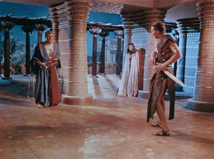 Jack Hawkins, Joan Collins y Sydney Chaplin en tierra-de-faraones