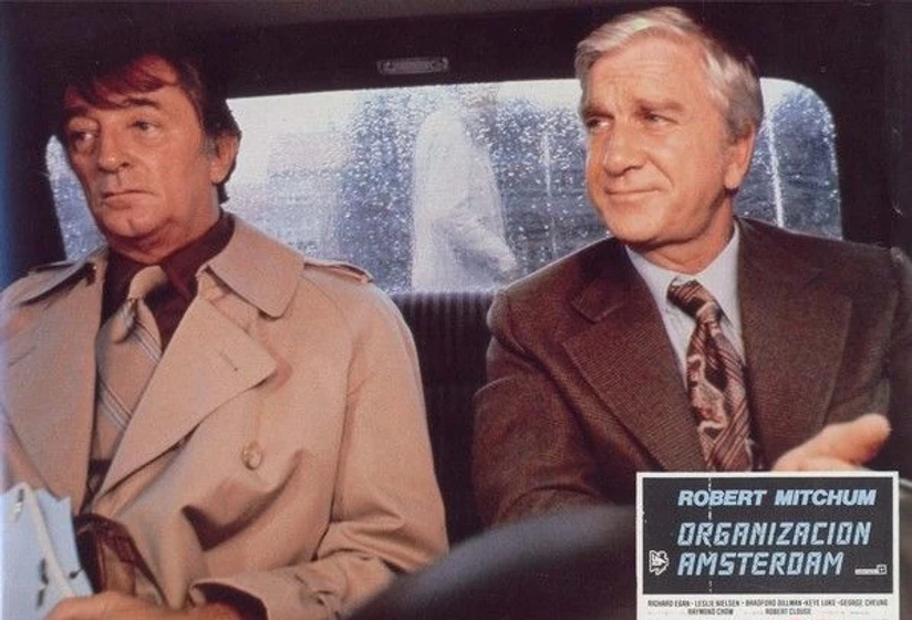Leslie Nielsen y Robert Mitchum en organizacion-amsterdam (Fotograma)