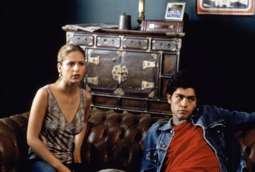 Adrian Grenier y Sarah Michelle Gellar en harvard-man-juego-peligroso