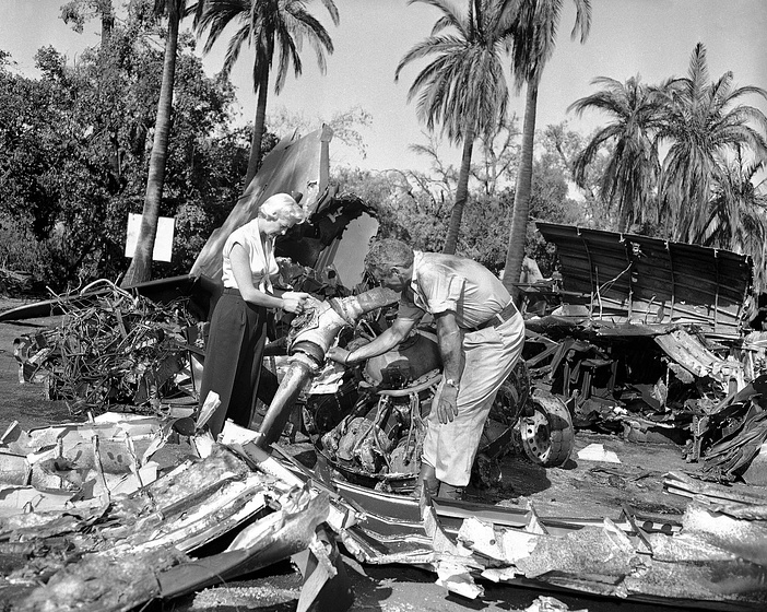 Jeff Chandler y Marilyn Maxwell en Al Este de Sumatra