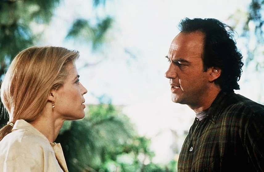 Linda Hamilton y Jim Belushi en vidas-separadas