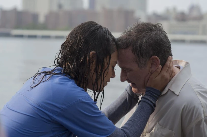 Robin Williams y Mila Kunis en el-hombre-mas-enfadado-de-brooklyn