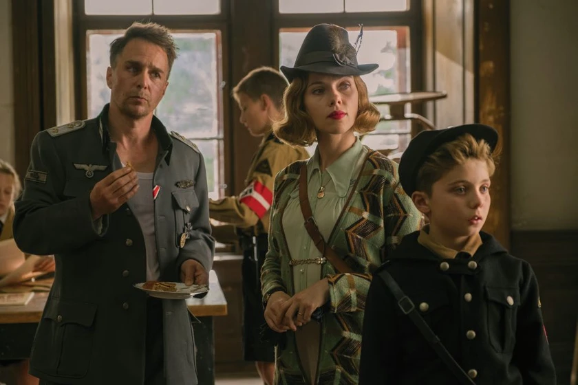 Sam Rockwell, Scarlett Johansson y Roman Griffin Davis en jojo-rabbit
