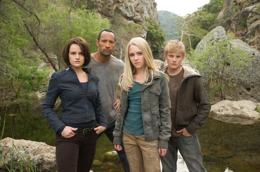Dwayne Johnson, Carla Gugino, Annasophia Robb y Alexander Ludwig en La Montaña Embrujada