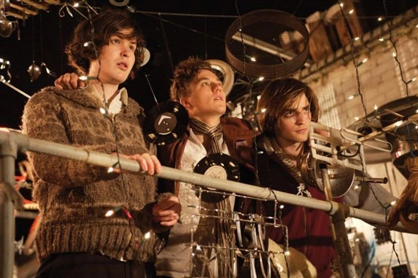 Robert Pattinson, Mike Pearce y Johnny White en how-to-be