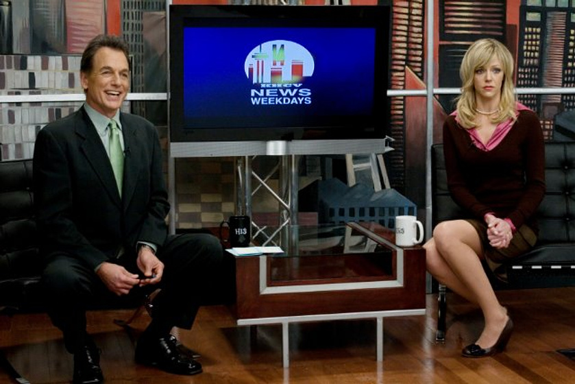 Mark Harmon y Kaitlin Olson en La chica del tiempo