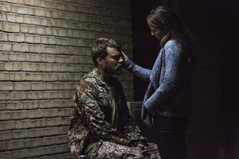 Tuva Novotny y Pilou Asbæk en a-war