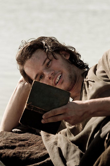 Jeremy Irvine en Grandes Esperanzas