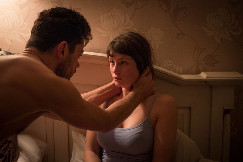 Dominic Cooper y Gemma Arterton en La Búsqueda de la Felicidad