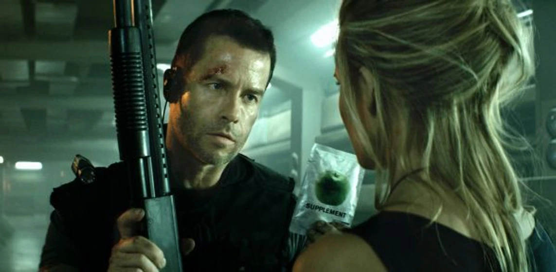 Guy Pearce y Maggie Grace en ms1-maxima-seguridad