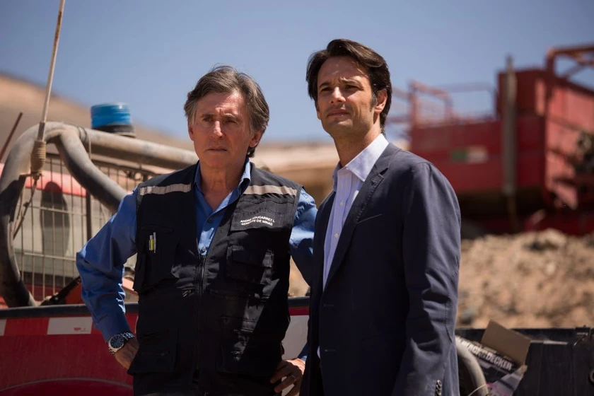 Gabriel Byrne y Rodrigo Santoro en los-33-una-historia-de-esperanza