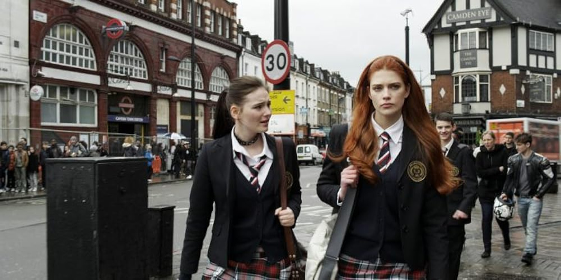 Maria Ehrich y Laura Berlin en rubi-la-ultima-viajera-del-tiempo
