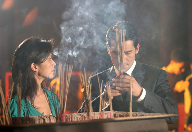 Erol Sander y Wong Lilin en Amor Bajo el Signo del Dragón