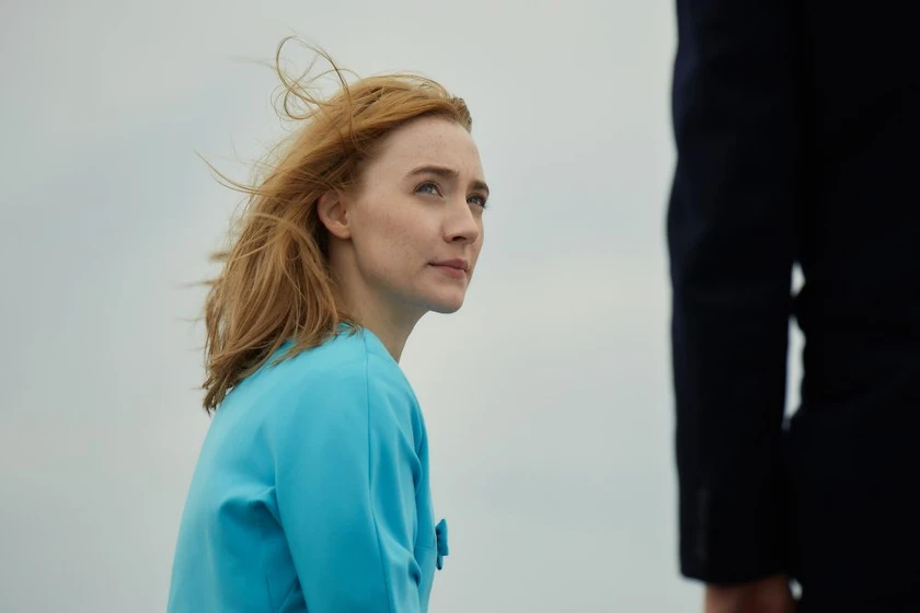 Saoirse Ronan en en-la-playa-de-chesil
