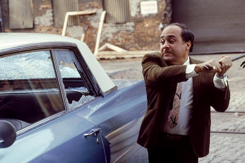 Danny DeVito en dos-estafadores-y-una-mujer