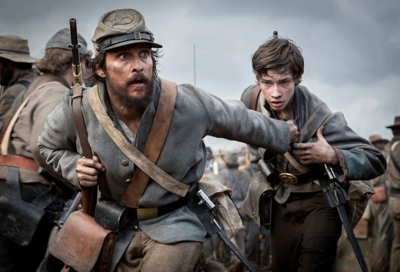 Matthew McConaughey y Jacob Lofland en los-hombres-libres-de-jones