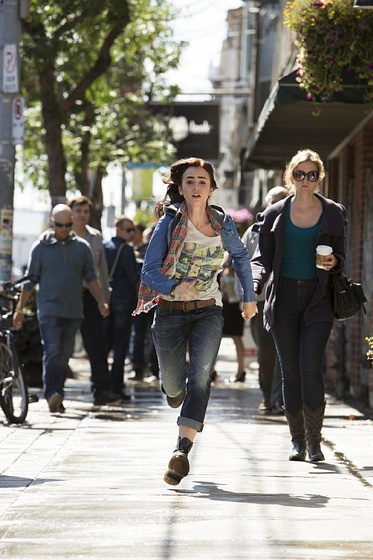 Lily Collins en Cazadores de sombras: Ciudad de hueso