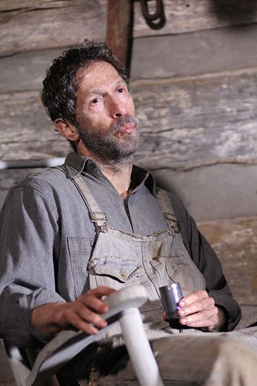 Tim Blake Nelson en As I Lay Dying (El último deseo)
