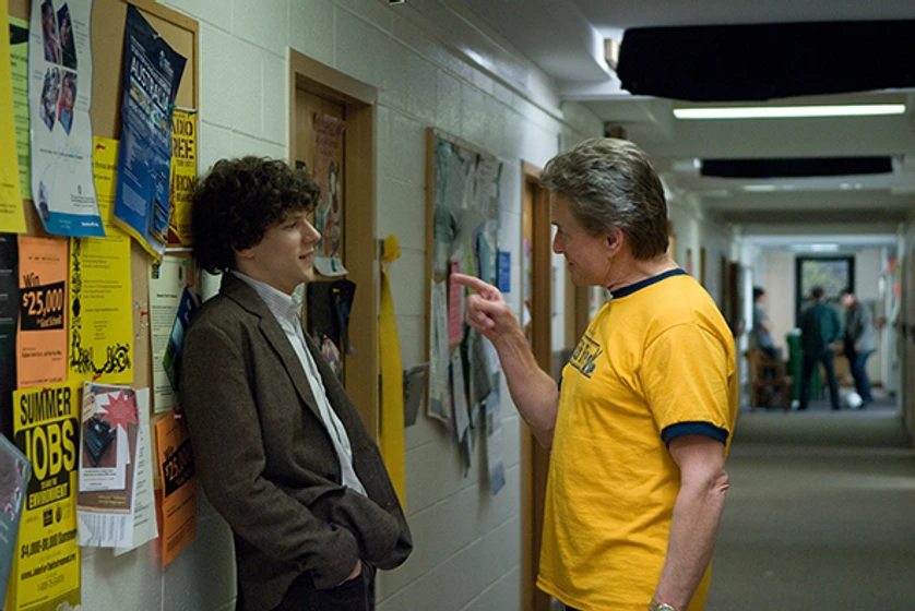 Michael Douglas y Jesse Eisenberg en un-hombre-solitario