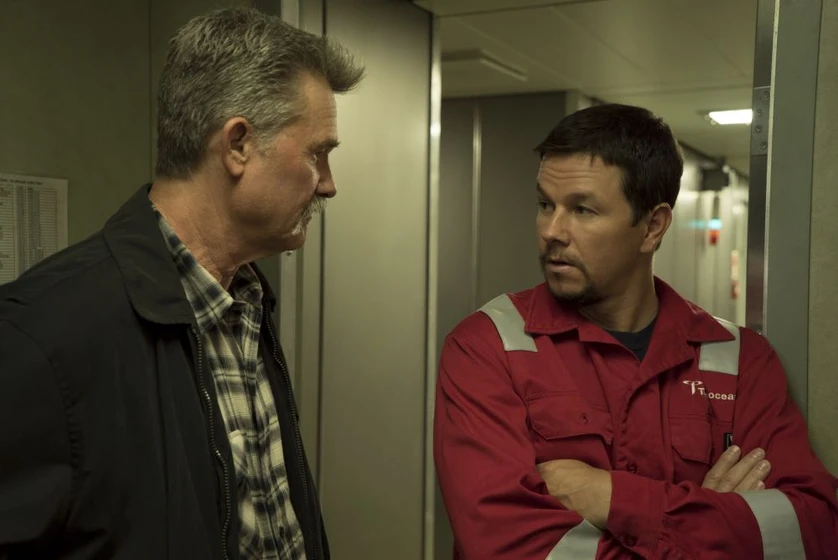 Kurt Russell y Mark Wahlberg en marea-negra
