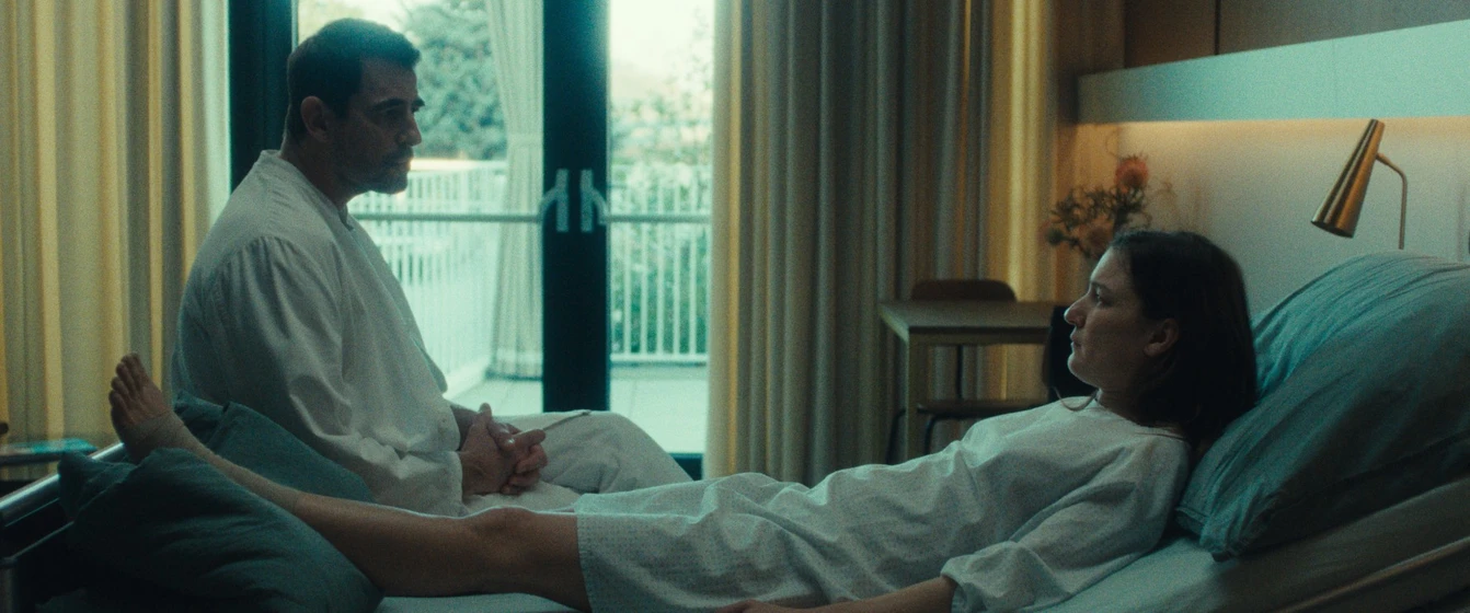 Claes Bang y Marie Leuenberger en mother-s-baby-la-semilla
