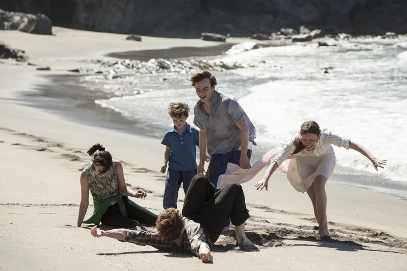 George MacKay, Mia Goth, Anya Taylor-Joy, Charlie Heaton y Matthew Stagg en el-secreto-de-marrowbone