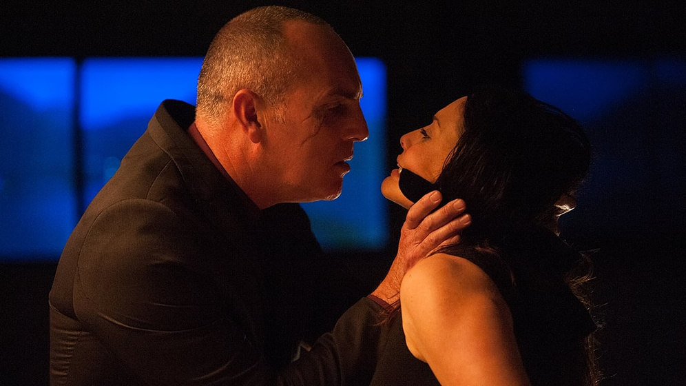 Arnold Vosloo y Erica Cerra en Shark Killer