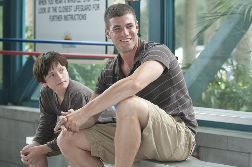 Nathan Gamble y Austin Stowell en La Gran aventura de Winter el delfín