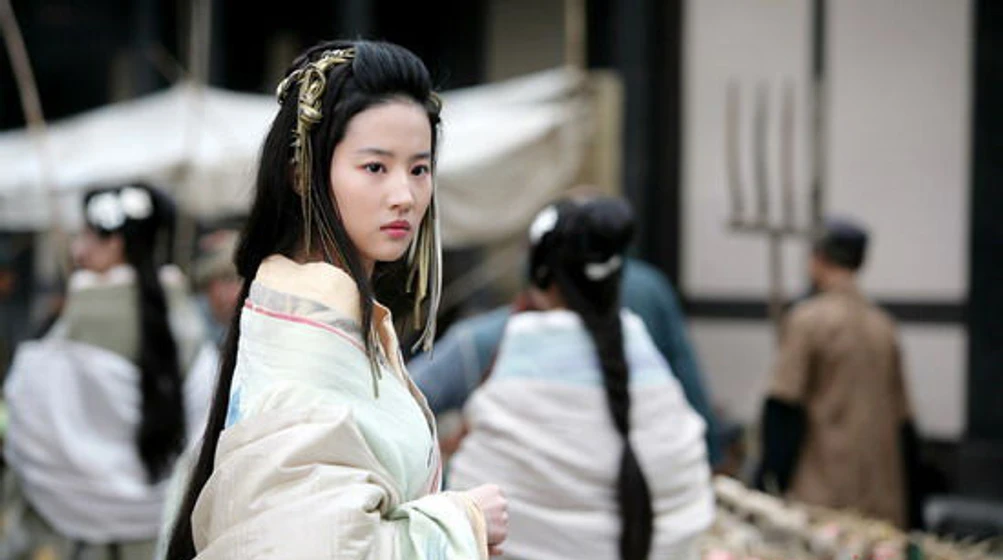 Yifei Liu en white-vengeance