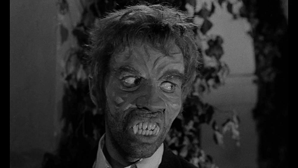 Curt Lowens en un-hombre-lobo-en-el-dormitorio-de-mujeres