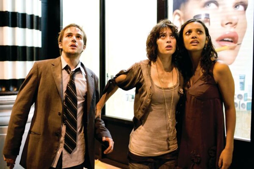 Michael Stahl-David, Lizzy Caplan y Jessica Lucas en Monstruoso