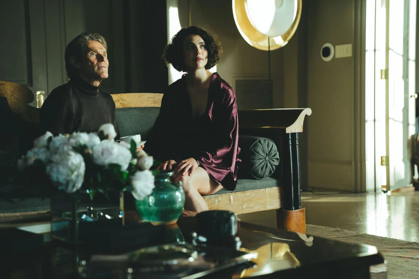 Willem Dafoe y Margaret Qualley en Kinds of Kindness