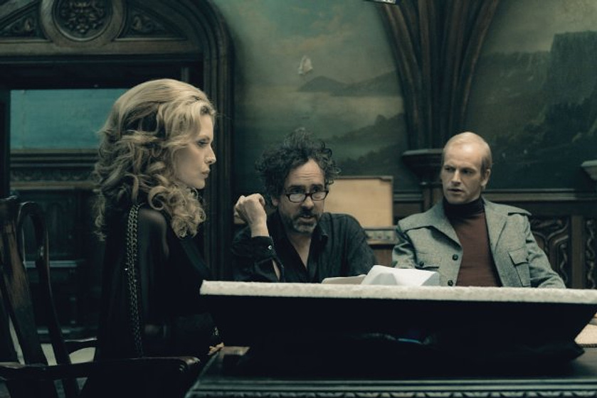 Tim Burton, Michelle Pfeiffer y Jonny Lee Miller en Sombras tenebrosas