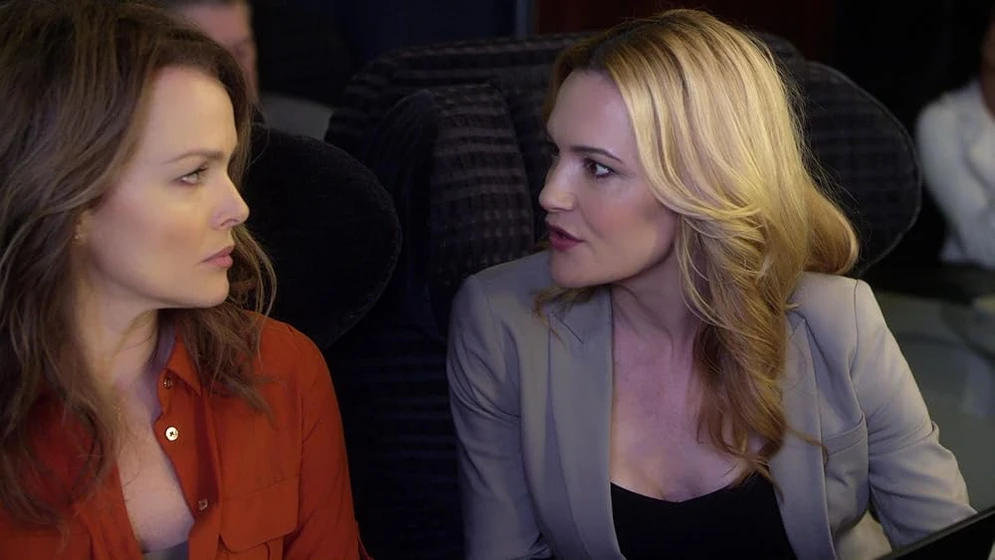 Dina Meyer y Victoria Pratt en vuelo-192