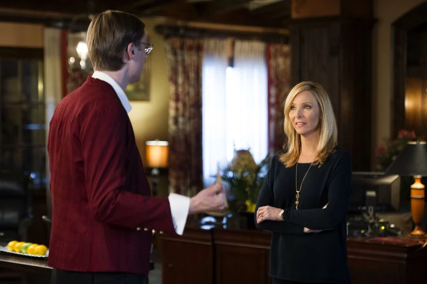 Lisa Kudrow y Stephen Merchant en mesa-19