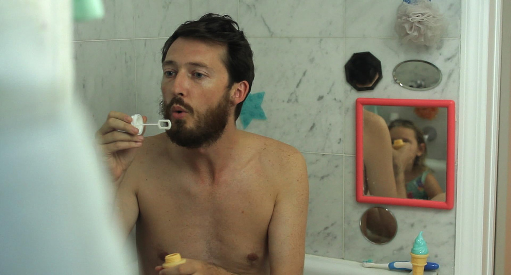 Dustin Guy Defa en Swim Little Fish Swim