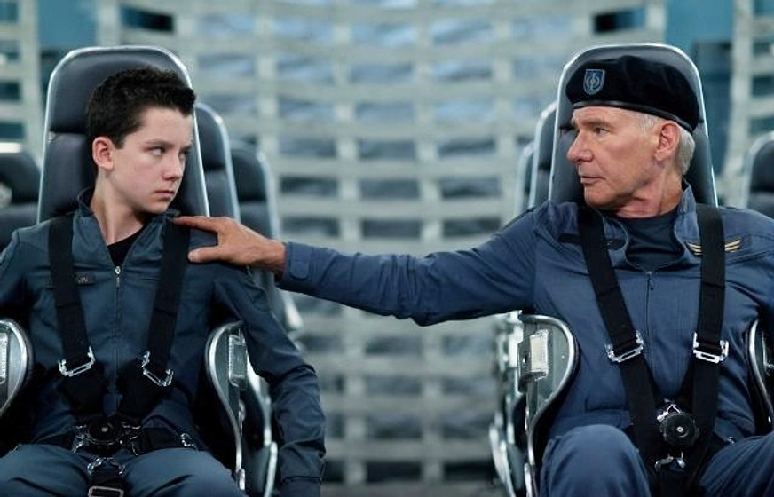 Harrison Ford [I] y Asa Butterfield en El Juego de Ender