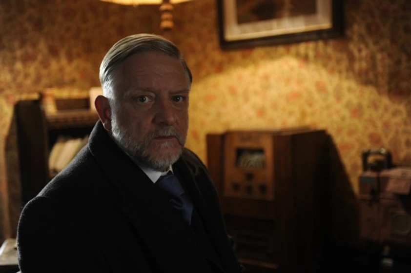 Simon Russell Beale en the-deep-blue-sea